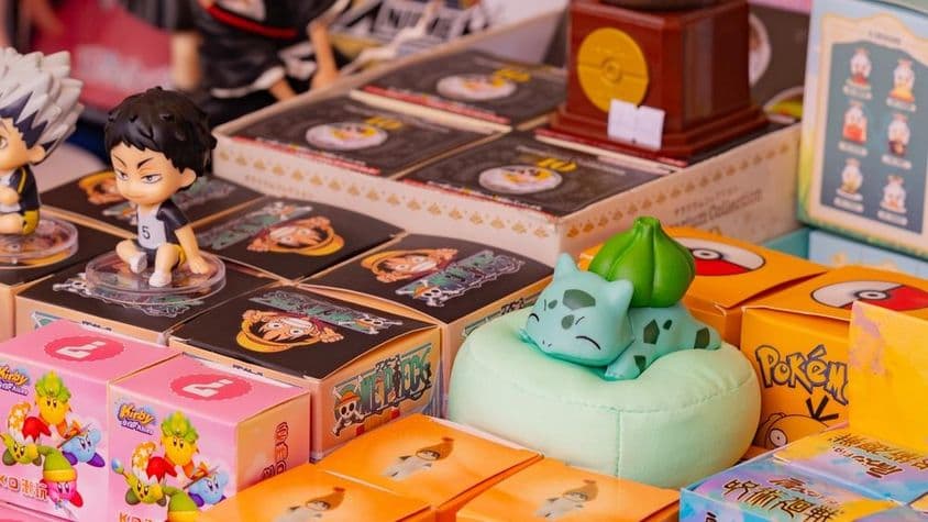 Anime és játék árucikkek gyűjteménye, köztük Pokémon Bulbasaur, Haikyuu karakterek és Kirby figurái.