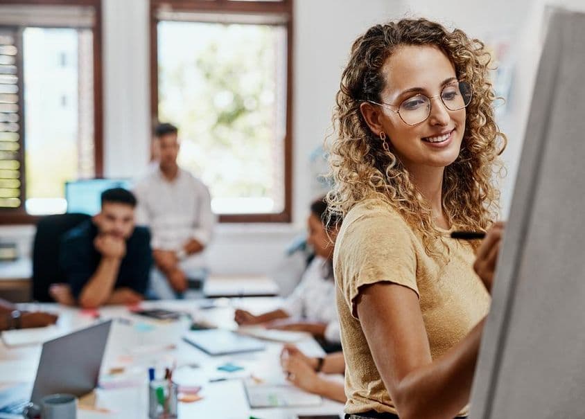 Coaching, találkozó és prezentáció a kreatív munkahelyen dolgozó tervezőnővel a készségfejlesztés érdekében.