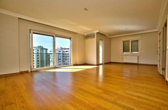 Üres szoba egy dubai luxus házban.