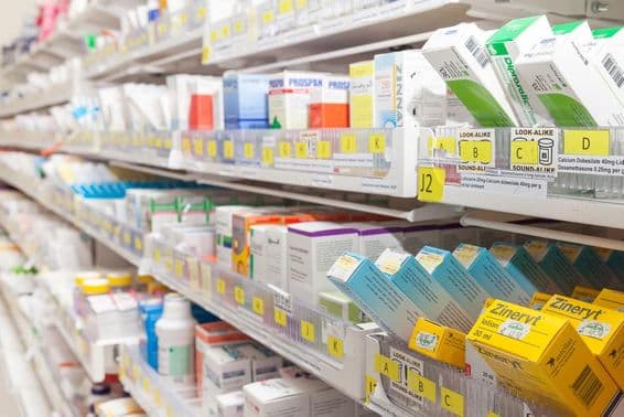 Gyógyszertári szekrények különböző termékekkel a polcokon.