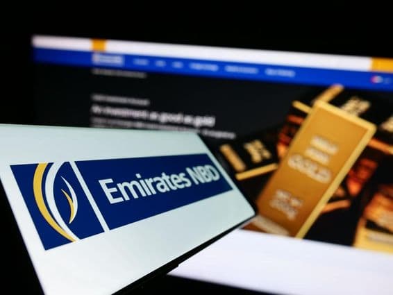 Emirates NBD felírat, háttérben egy arany tömb.