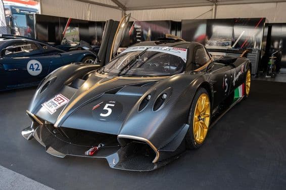 A lenyűgöző, szénszálas textúrájú Pagani Huayra R GT1 elölnézetben.