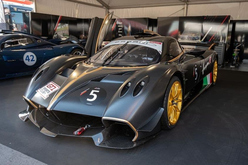 A lenyűgöző, szénszálas textúrájú Pagani Huayra R GT1 elölnézetben.