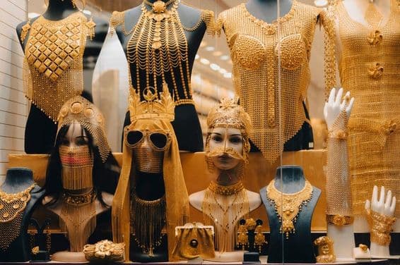 Arany ékszerek az arany utcai Deira piacon, más néven Gold souk, Dubai városában.