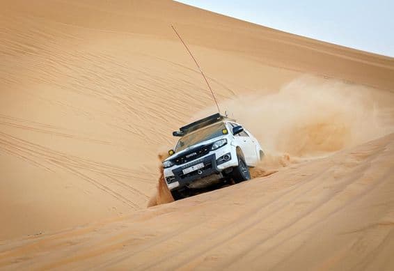 4x4 terepjáró a dűnén versenyez.