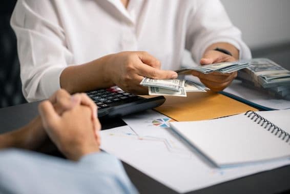 A személy bölcsen gazdálkodik a pénzügyekkel, készpénzt takarít meg a fizetéséből, hogy biztosítsa a stabil jövedelmet a jövőbeli kifizetésekhez és üzleti befektetésekhez.