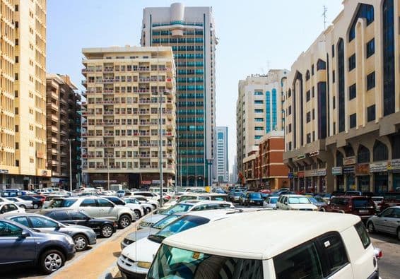 Kilátás az Abu Dhabi Skyline-ra és a parkoló autókra Abu Dhabiban.