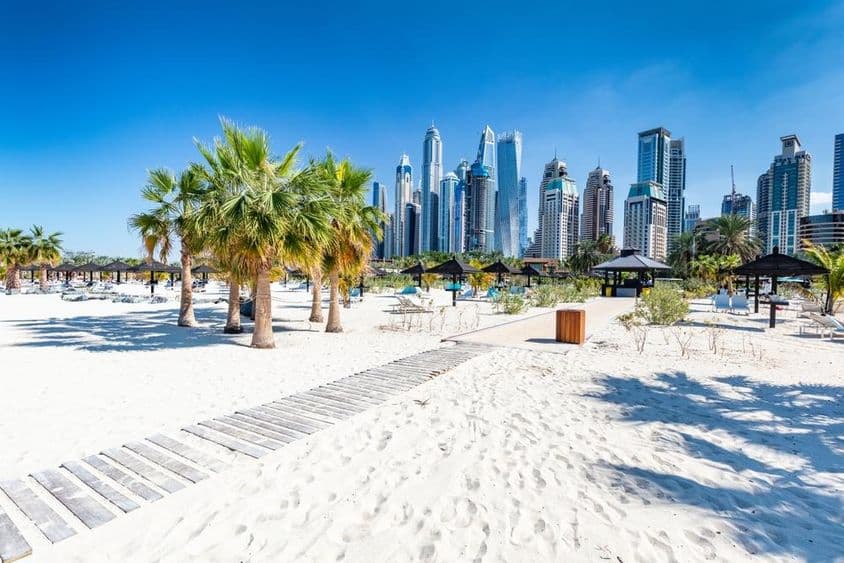 Dubai jumeirah strandja a háttérben a felhőkarcolókkal Dubaiban.