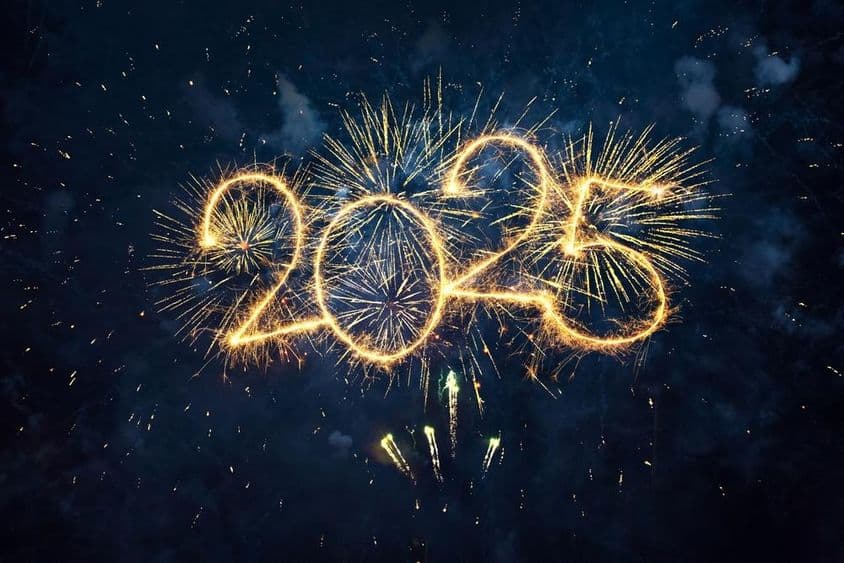 Boldog új évet 2025, arany tűzijáték és csillogó szám, 2025 éjszakai kék égbolt háttér.