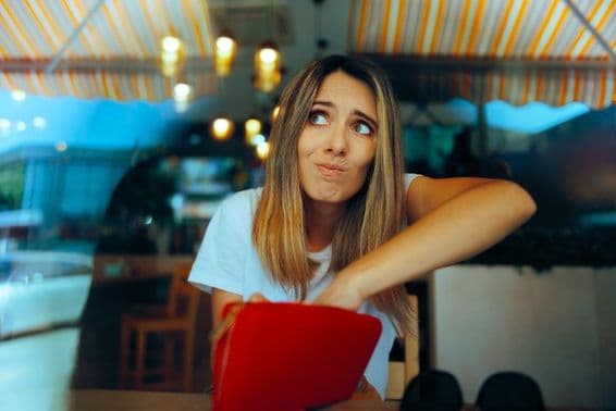 Aggódó női vendég, akinek nincs elég pénze az áremelkedés miatt.