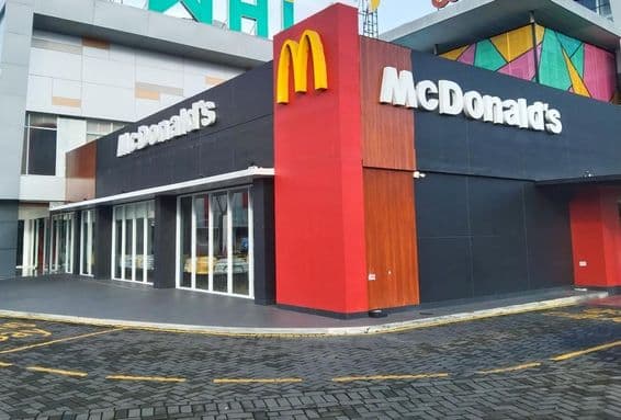 McDonald's étterem egy kis utcácskában.