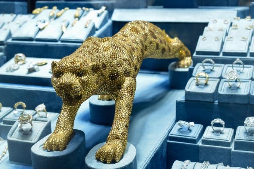 Gyémánttal kirakott arany Leopárd figura az aranypiacon.