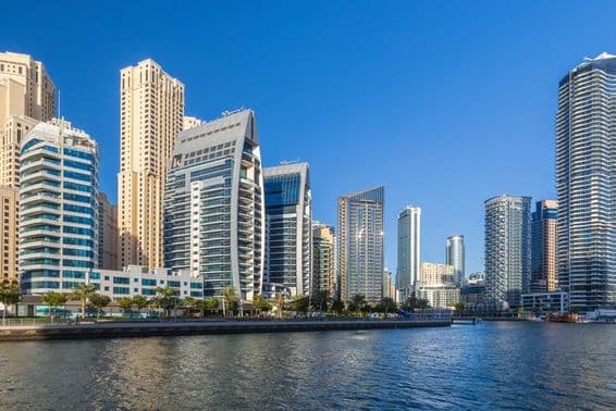 Felhőkarcolók a Dubai Marina kikötőben.