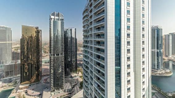 Panoráma a magas lakóépületekről a JLT kerület légi felvételén, a dubaji multi commodities center vegyes használatú negyedében.