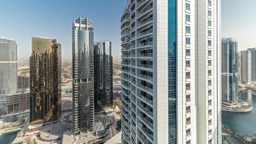 Panoráma a magas lakóépületekről a JLT kerület légi felvételén, a dubaji multi commodities center vegyes használatú negyedében.
