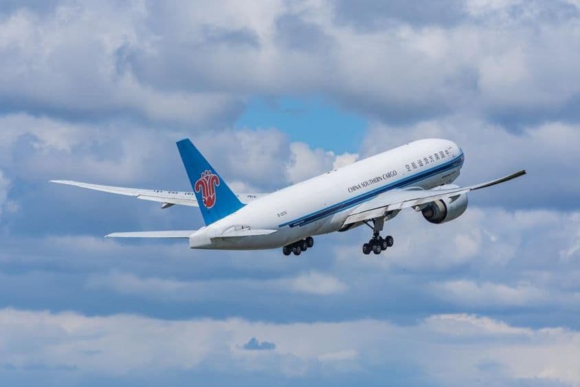 A China Southern Airlines Cargo Boeing 777-F teherszállító repülőgépe felszáll a repülőtérről.