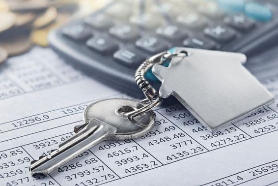 Ingatlan, kulcstartó ház szimbólummal.