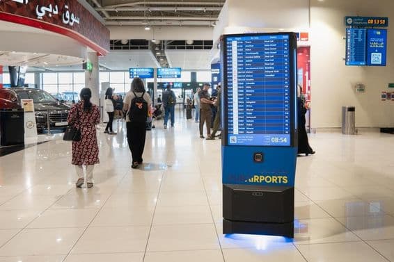 Dubai reptér belülről, egy információs táblával.