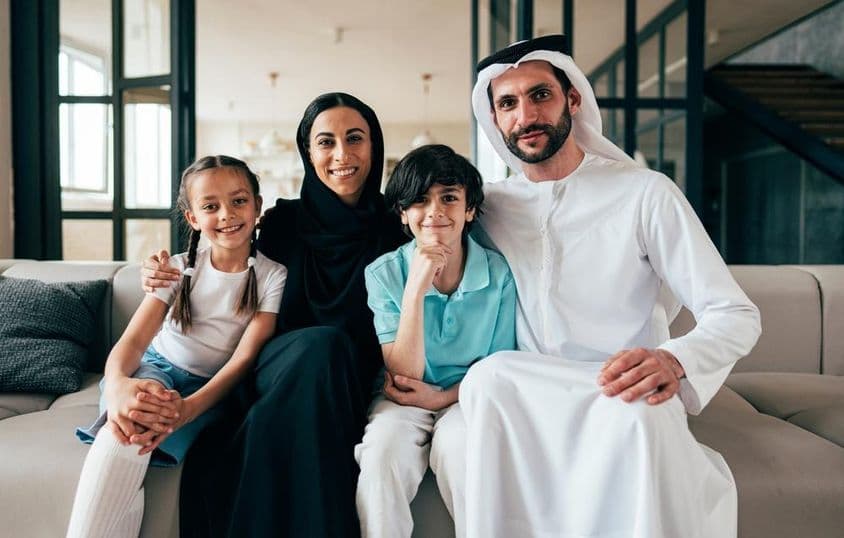 Hagyományos arab család Dubajból, akik együtt töltik az időt otthonukban.