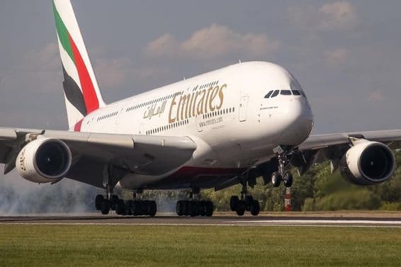 Emirates Airbus A380 repülőgép leszállás közben.