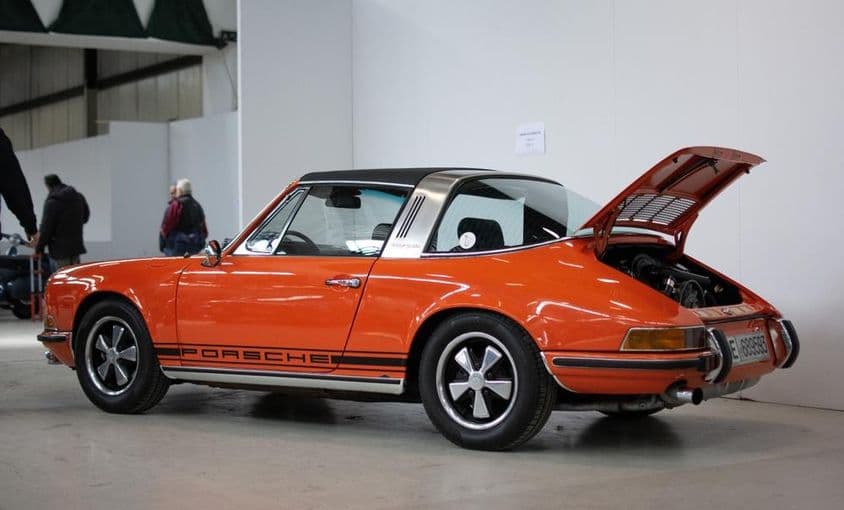 Klasszikus Porsche 911s, narancssárga színben.