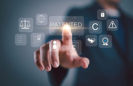 Érintős virtuális képernyő szerzői jogokat és szabadalmaztatott szellemi tulajdont jelképező ikonokkal.