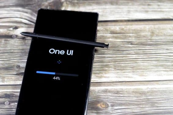 Samsung zászlóshajó mobiltelefonjaihoz, Galaxy AI One UI frissítés.