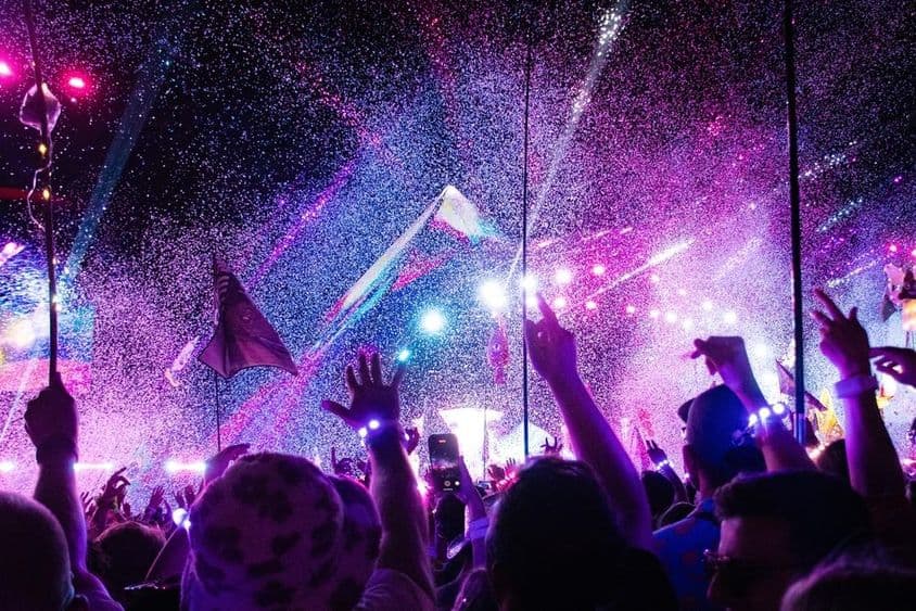Coldplay Abu Dhabiban, rajongók a színpad előtt.