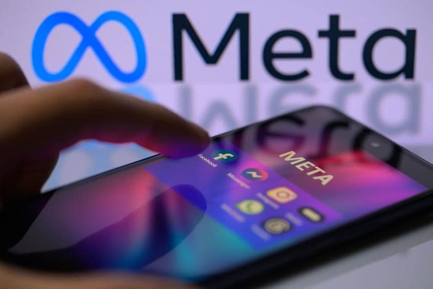 Meta közösségi média ikonok jelennek meg egy okostelefonon a Facebook, messenger, Instagram.