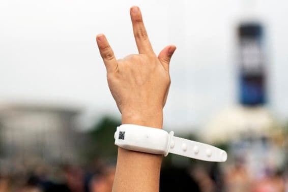 Rajongó keze a levegőben.