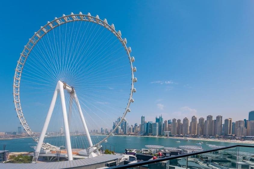 Ain Dubai óriáskerék, háttérben a felhőkarcolokkal és a tenger.