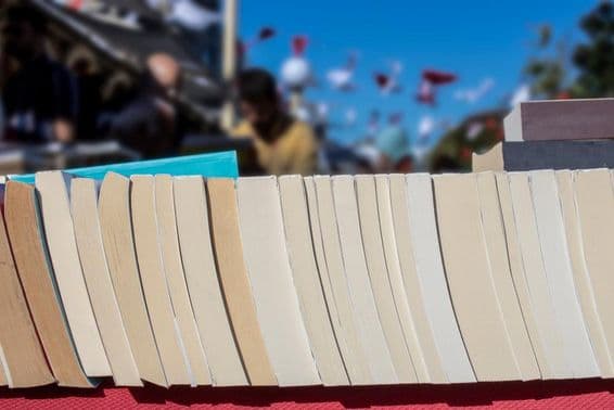 Régi könyveket árulnak a fesztiválon.