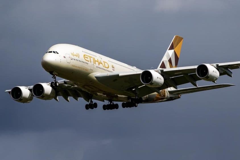 Az Etihad Airways utasszállító repülőgépe repül a levegőben.