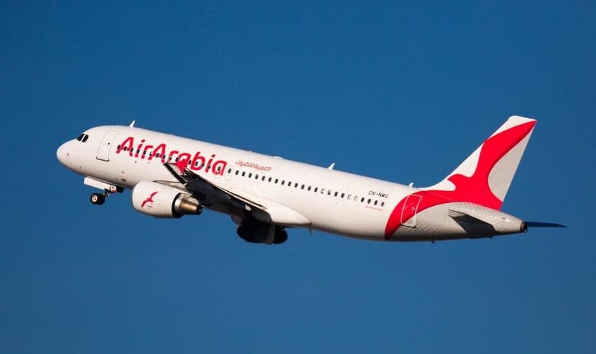 Airbus A320 CN-NMG regisztrációval, Air Arabia Airlines, felszállás a kifutópályáról.