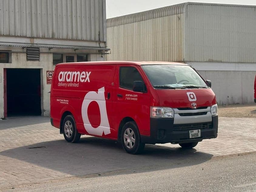 Aramex kisteher autó, épp indul munkába.