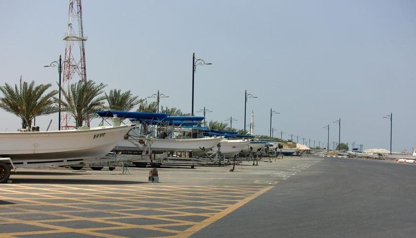 Kalba Sharjah, Egyesült Arab Emírségek kilátás a tengerparton sorakozó halászhajókra.