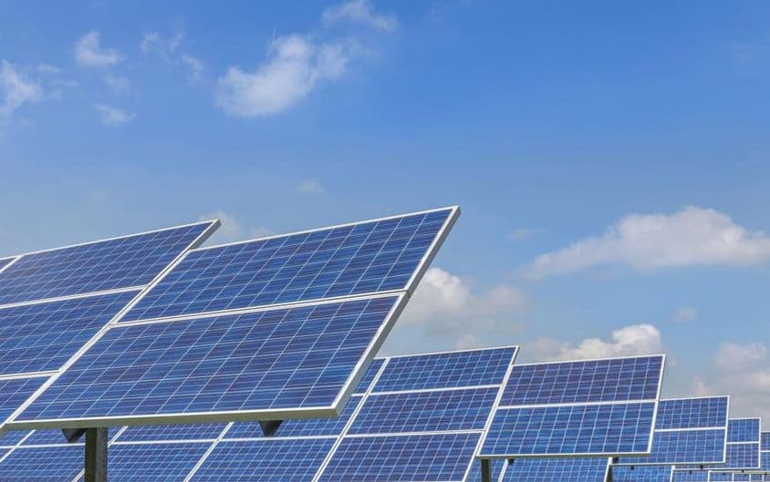 Napelemek polikristályos szilícium vagy fotovoltaikus cellák naperőműben.
