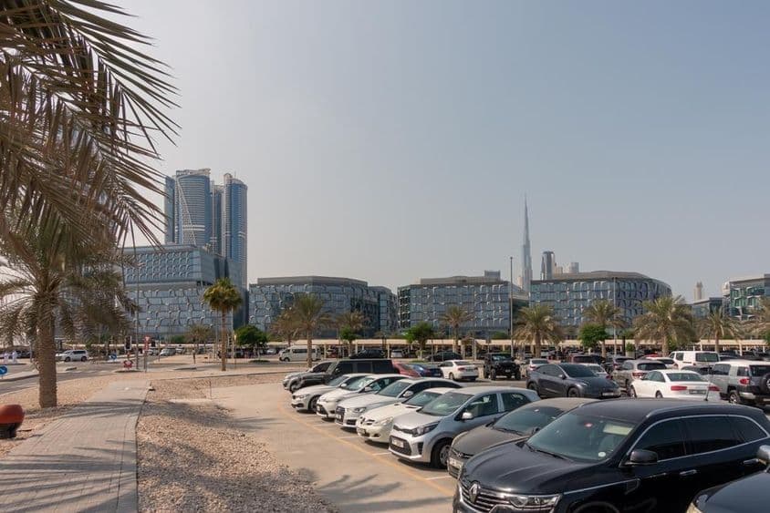 Parkoló, kilátás dubai modern irodaházaira.