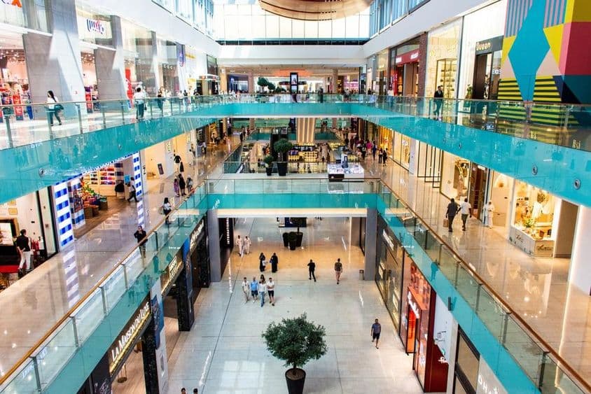 A Dubai Mall bevásárlóközpontjában sétáló turisták és látogatók nagy látószögéből.