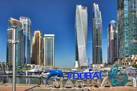 Felhőkarcolók és sétányok Dubai kikötőjében.