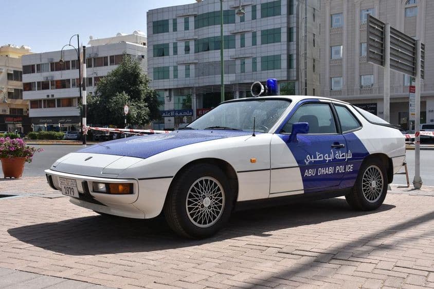 Abu Dhabi rendőrségi klasszikus autók kiállítása, kék-fehér rendőrautó.