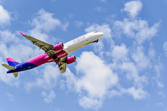 Wizz Air légitársaság Airbus A321-es repülőgépe felszállása.