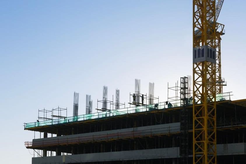 Lakóépületek építése az Egyesült Arab Emírségekben.