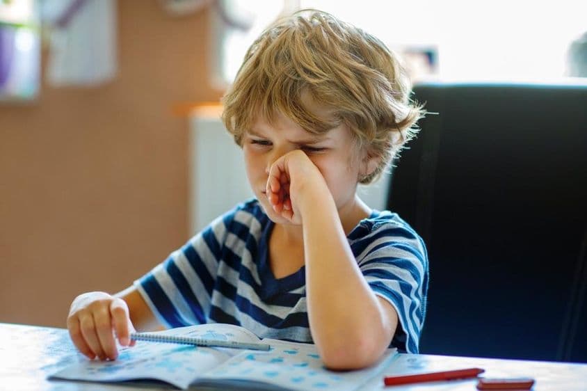 Szomorú és dühös gyerek, ép sírni készül.