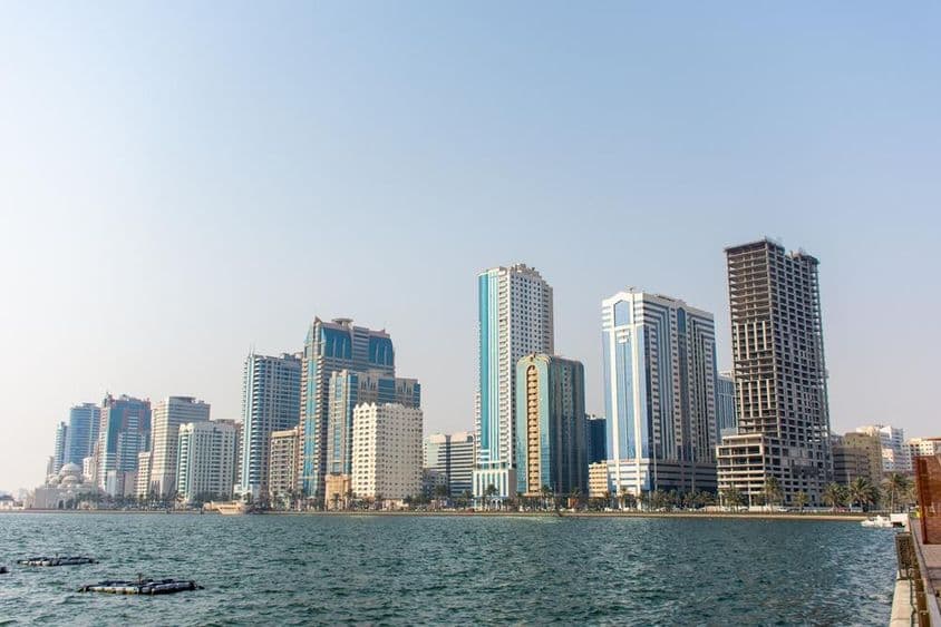 Felhőkarcolók Sharjah város vízpartján.