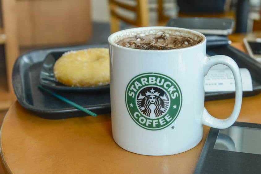 Kakaós cappuccinóval egy forró, párás bögrében Starbucks kávézóban.