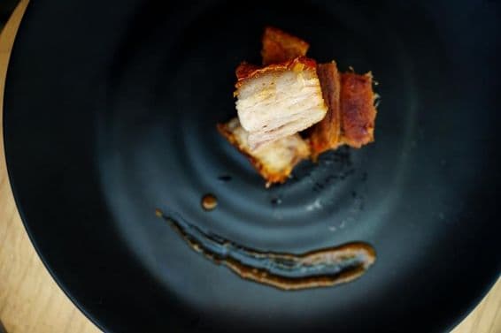 Egy tányér finom ropogós sertéshús Dubajban, az Egyesült Arab Emírségekben.