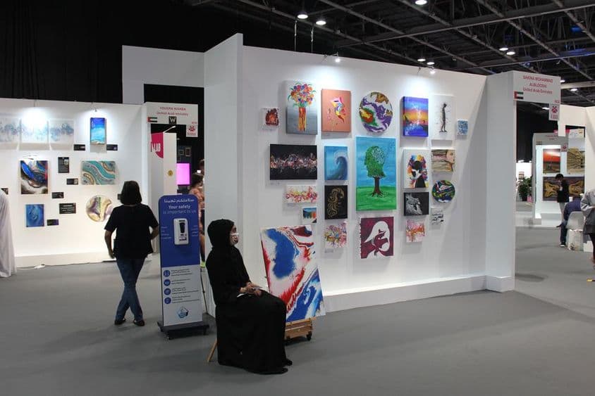 Nyilvános kiállítóterem a World Art Dubai kiállításon.