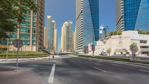 Dubai Marina felhőkarcolók napsütéses kék ég, Dubai, Egyesült Arab Emírségek.