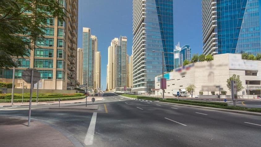 Dubai Marina felhőkarcolók napsütéses kék ég, Dubai, Egyesült Arab Emírségek.